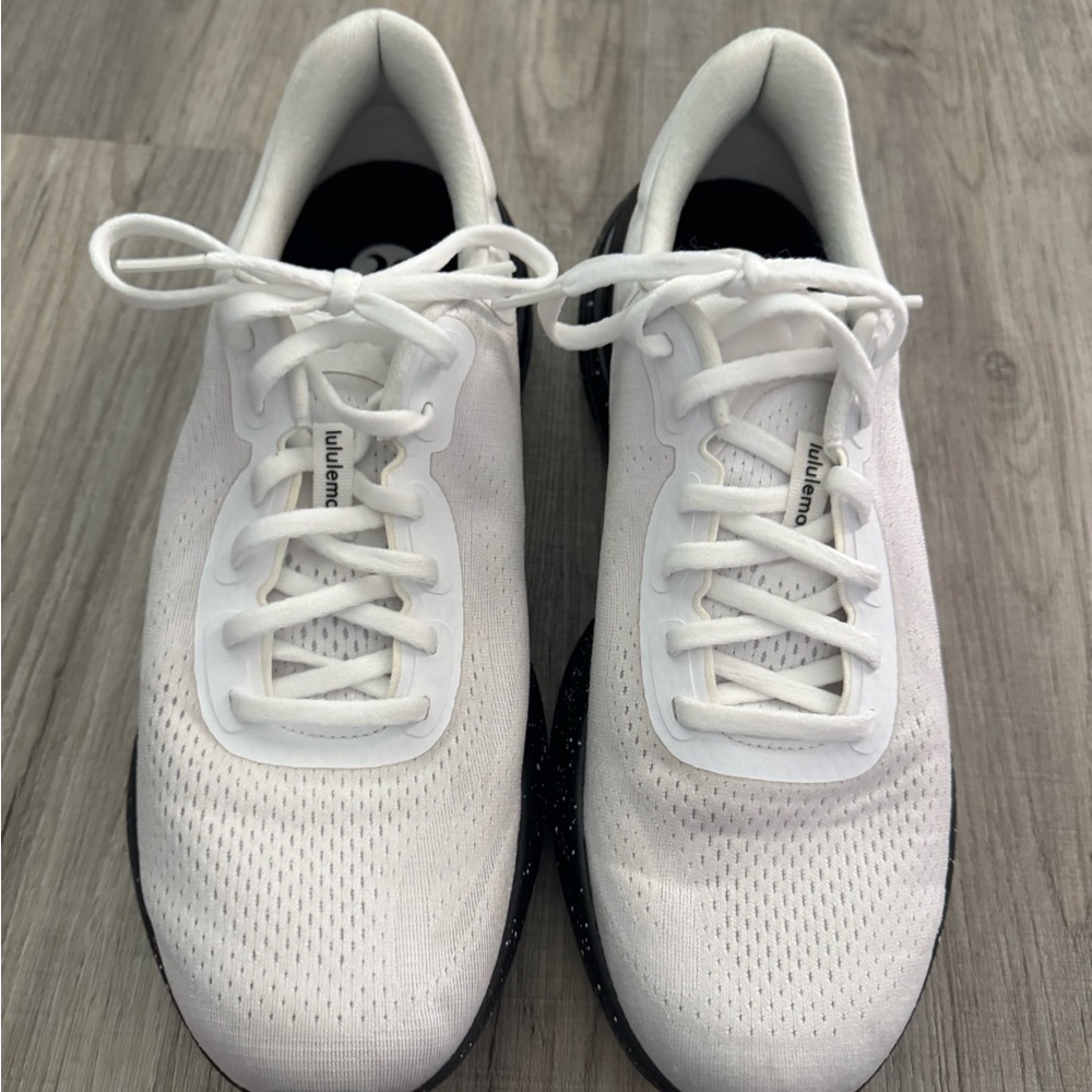 lululemon athletica Men's White and Black running Sneakers sz 10 great condition